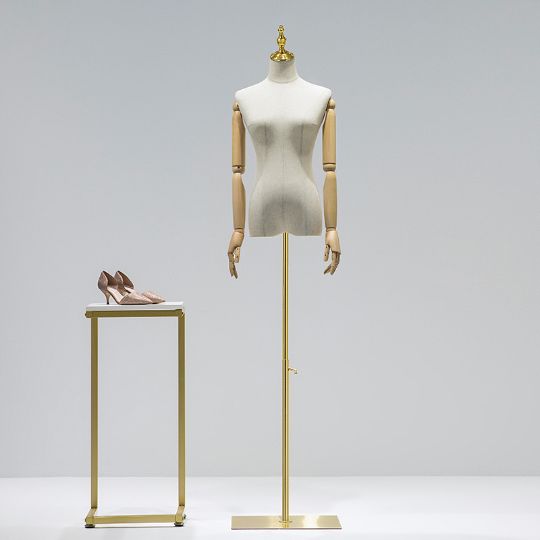 Манекен женский с деревянными руками и головой